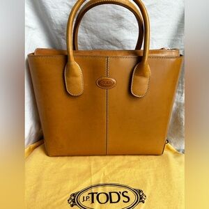 Tod’s Solid Leather Handle Bag